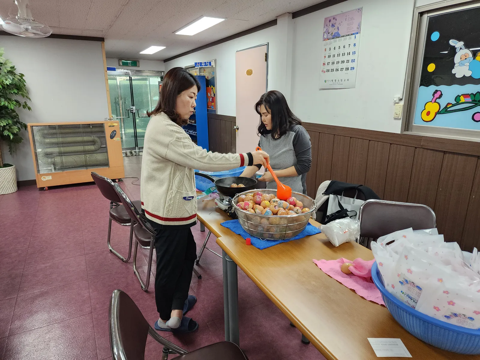 색칠한 달걀을 바구니에 담으며 준비하는 모습